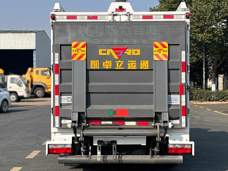 東風小多利卡裝備車